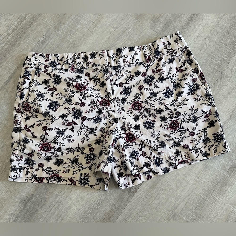 LOFT Ann Taylor Linen Blend White Floral Printed 6” Inseam Shorts Size 8 NWOT